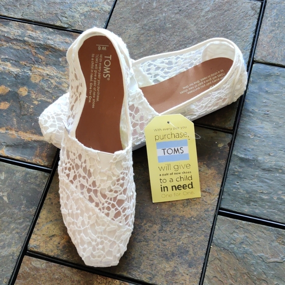 toms white lace leaves